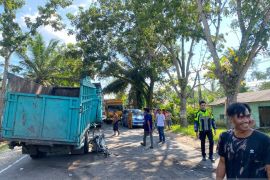 Dua truk kecelakaan di desa Lopak Aur Batang Hari