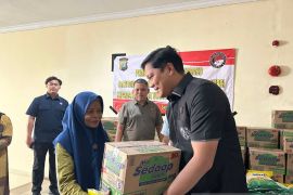 Ditresnarkoba Polda Kepri bagikan bansos ke keluarga tahanan