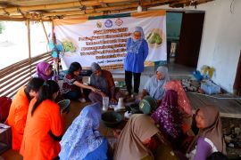 Kelompok IRT di Bekasi dapat pelatihan pembuatan sirup pidada serbuk