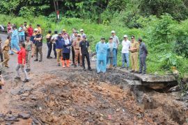 Bupati Lampung Barat tinjau Jalan Liwa-Hanakau yang putus akibat longsor
