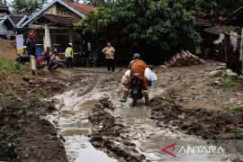 Pemkab Cianjur memastikan perbaikan jalan merata di seluruh wilayah