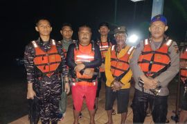 Tim SAR selamatkan satu warga Tual sempat hilang kontak di laut