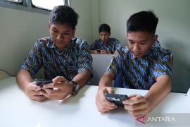 Orang tua perlu pendekatan efektif untuk aturan remaja pakai ponsel