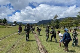 Satgas Yonif 521 DY timbun lapangan terbang Distrik Apalapsili Yalimo