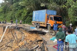 FLLAJ Tapsel imbau truk berat hindari ruas jalan Batu Jomba pasca longsor