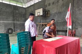 Pelaksana SPAM Lota Pineleng serahkan CSR dua desa