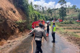 Polisi dan BPBD  Wonosobo tangani material longsor di Krakal