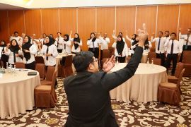 Petugas pelayanan publik Banyuwangi dilatih "Bisindo" layani difabel