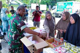 Warga antusias ikuti Gerakan Pangan Murah di Desa Amawang Kiri Muka