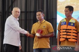 Menhub berikan sertifikat-buku pelaut bagi ratusan nelayan di Kalsel