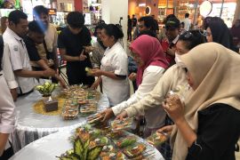 BPPMHKP Ambon bagikan paket olahan udang kampanyekan produk perikanan