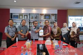 Kakanwil Kemenkum Babel serahkan pedoman fasilitasi produk hukum daerah ke Pemkab Bangka