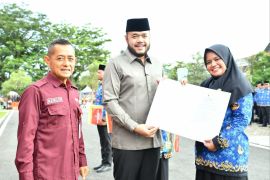 Wako Fadly Amran serahkan SK Pengangkatan PPPK Tahap II Pemko Padang