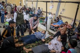 Foto: Penanganan korban keracunan MBG di Bandung Barat