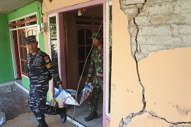 Bersih-bersih reruntuhan dampak gempa di Situbondo