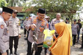 Jumat berkah, Polres Langkat bagikan beras dan ikan segar kepada warga