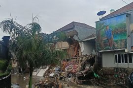 Bupati Gianyar Bali serahkan bantuan bedah rumah korban banjir