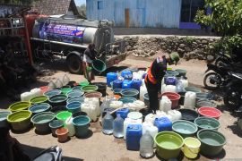 BPBD distribusikan air bersih di Situbondo