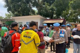 Jumat berkah, Propam Polda Kepri bagikan 250 nasi kotak ke ojol