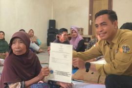 Ratusan warga Lombok Timur dapat sertifikat PTSL
