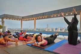 Puluhan teman tuli ikuti yoga inklusif pertama di Surabaya