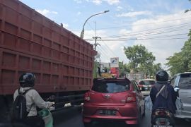 Antrean kendaraan besar isi BBM di SPBU Makassar sebabkan kemacetan