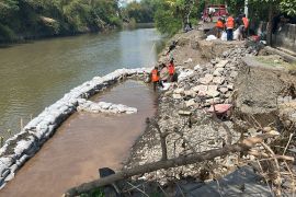 PUPR Kota Denpasar pasang kisdam tahan laju air di Sungai Ayung