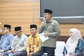 Bupati Tanjabbar Anwar Sadat salurkan bantuan beras fortivit untuk anak stunting