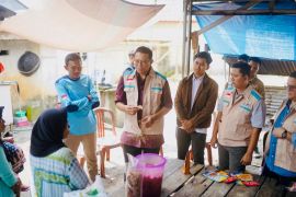 Ketua YBM PLN kunjungi Desa Cahaya Tanjung Binga Belitung salurkan bantuan untuk tingkatkan ekonomi warga