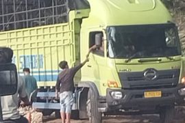 Truk Berat masih nekat melintas Batu Jomba meski ada larangan