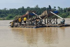 Police destroy eight illegal mining rafts in Riau rivers