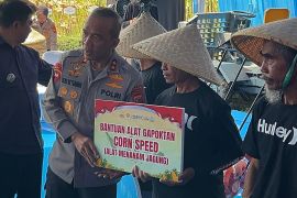 Polda Jabar distribusikan bantuan alat pertanian untuk petani di Garut