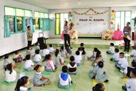 Polres Manggarai mengedukasi anak-anak soal tertib berlalu lintas