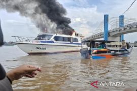 Kapal PT OKI Pulp &amp; Paper Mills terbakar di perairan Sungai Musi