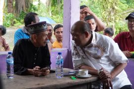 Bupati Langkat Syah Afandin dengarkan aspirasi warga di warung kopi rehab makam Datuk Landak