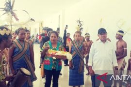 Imigrasi Biak layani periksa paspor wisatawan di bandara Internasional Frans Kaisiepo