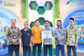 Bank Kalsel salurkan bantuan gerobak dagang bagi pelaku UMKM di Banjarmasin