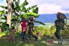 Satgas Yonif 521/DY perkuat gotong royong warga pedalaman Papua