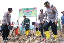 Kapolres Tapsel dorong ketahanan pangan lewat penanaman jagung di Batang Toru
