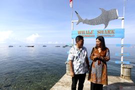 Wamenpar diskusi bersama warga di wisata Hiu Paus Gorontalo