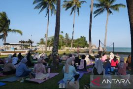 Ruang Teduh ajak anggotanya lepaskan penat dengan yoga di tepi pantai