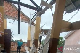 Pemkot Palembang perbaiki SMPN 39 di kawasan gandus yang rusak karena angin kencang