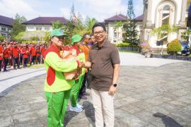 Pemkab-TJSP Badung serahkan sembako untuk petugas penanganan banjir