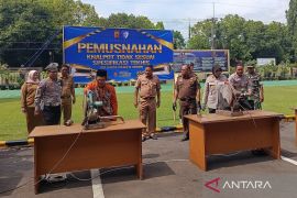Ribuan knalpot bising dan miras hasil razia disita Polresta Cirebon