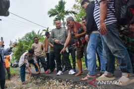 Bupati Kubu Raya memastikan pengerjaan jalan Sungai Nipah sesuai tahapan