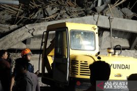 BPBD kerahkan ekskavator guna evakuasi korban Ponpes runtuh Sidoarjo