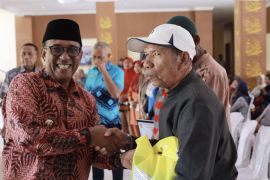 Pemkab Maluku Tengah salurkan paket sembako untuk warga miskin dan nelayan