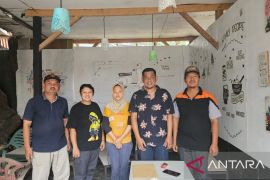 Siswi SMP Limapuluh Kota yang minta imigrasi tidak deportasi ibunya, ternyata ketua OSIS dan juara umum, hidup dari mengembala kambing