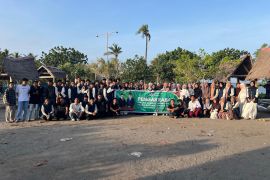 Alumni Yanmu NW Lotim rajut kebersamaan di Pantai Sunrise Land
