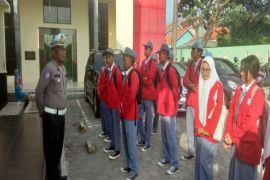 Polisi edukasi tertib lalu lintas dan anti perundungan di Lampung Selatan